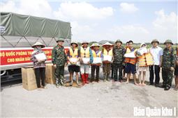 Thiếu tướng Nguyễn Văn Lịch, Phó Tư lệnh Quân khu trao quân trang hỗ trợ nhân dân Bắc Ninh